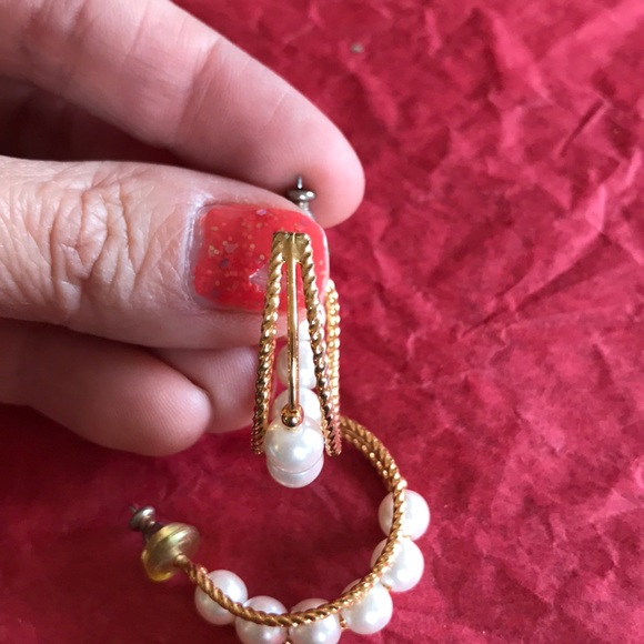 Gold tone & 6 pearls post earrings. - Picture 5 of 6